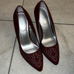 X-appeal high heels in burgundy with silver rhinestones size W8